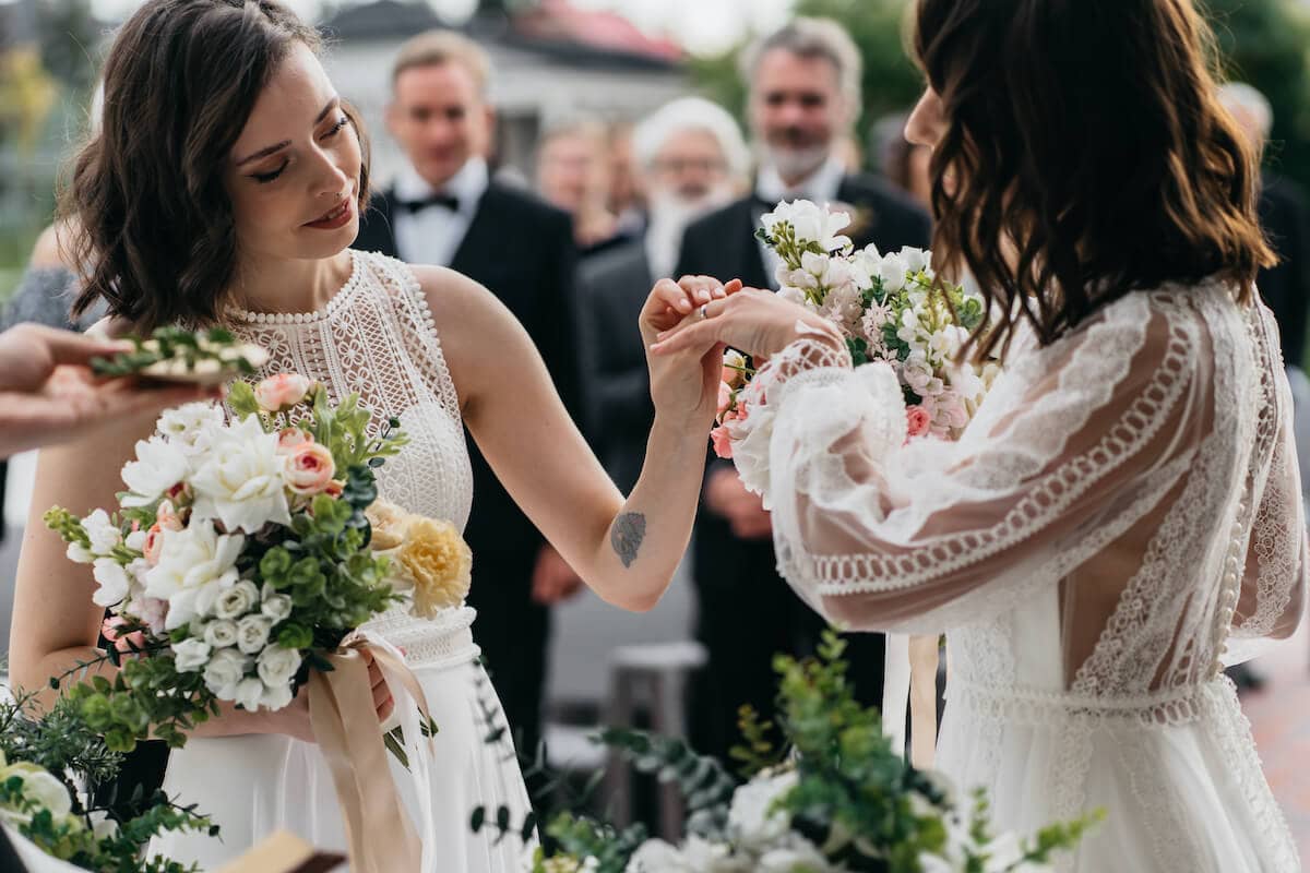 2 mujeres contrayendo matrimonio