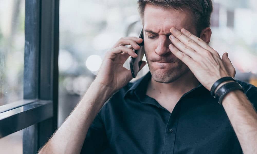 hombre irritado por continuas llamadas telefonicas